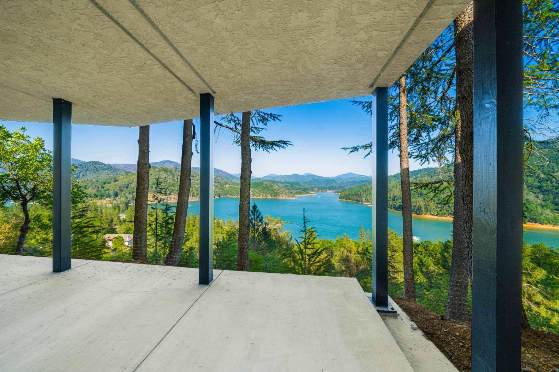 Luxury retreat at Shasta Lake